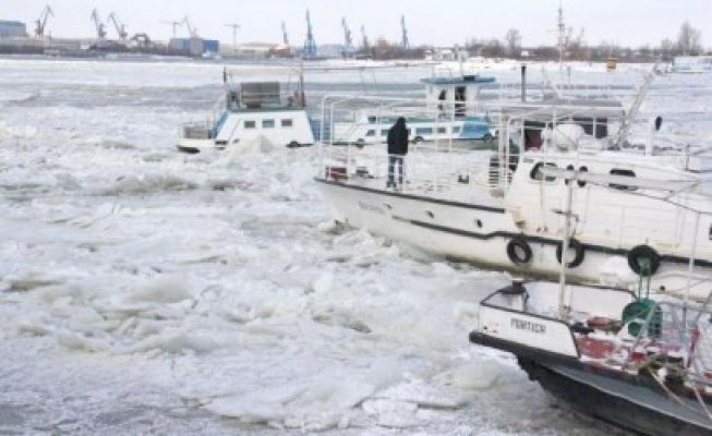 Podul de gheaţă format pe Dunăre încurcă exploatarea barajelor